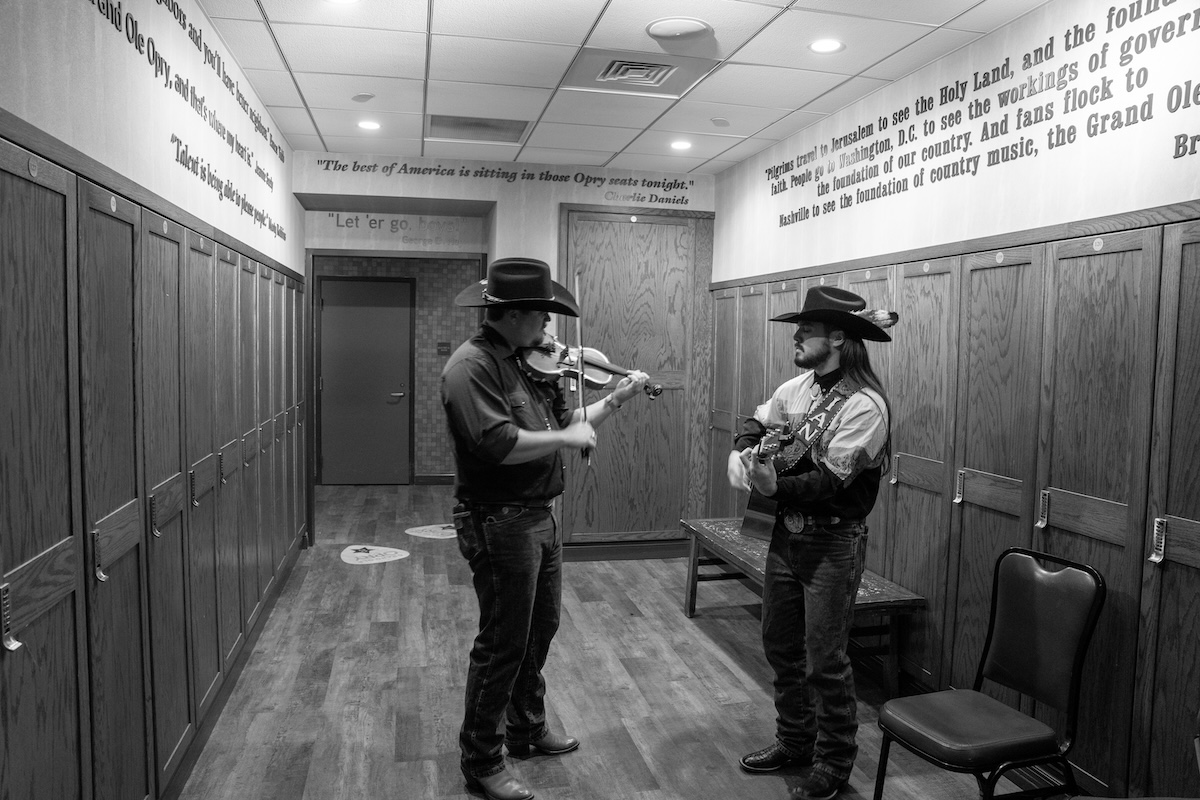 Ian Munsick and his fiddle player warm up