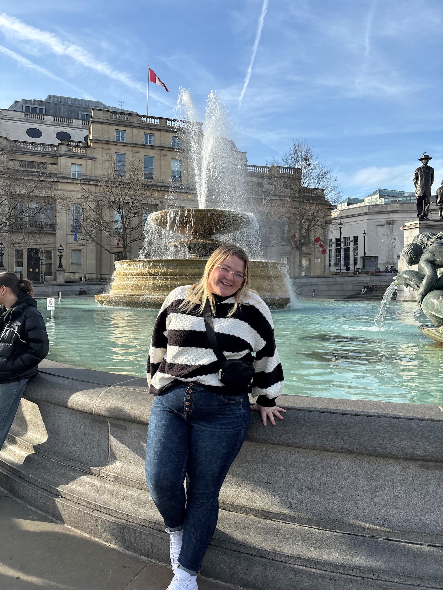 Spring 2024 through the lens of Makenna Kunz: A vibrant Trafalgar Square in London, where history and modernity converge