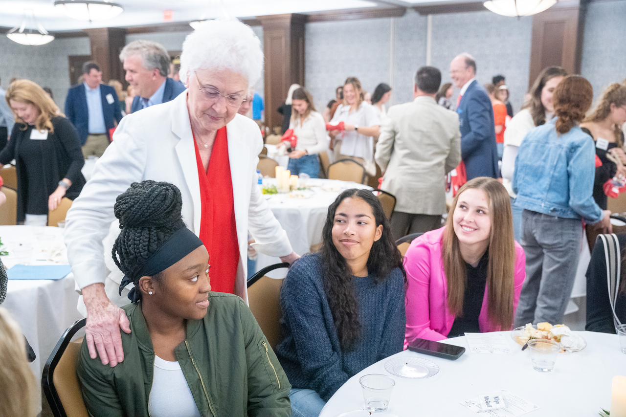 Belmont Women’s Basketball pioneer Betty Wiseman was the 2022 recipient of the “An Honorable Life” award from Belmont’s Honors Program. The dinner and awards ceremony, held Oct. 10 at Belmont, stems from a course with the same name, an interdisciplinary seminar for first-year Honors Program students. The course looks at the question, “What does it mean to live an honorable life?”  