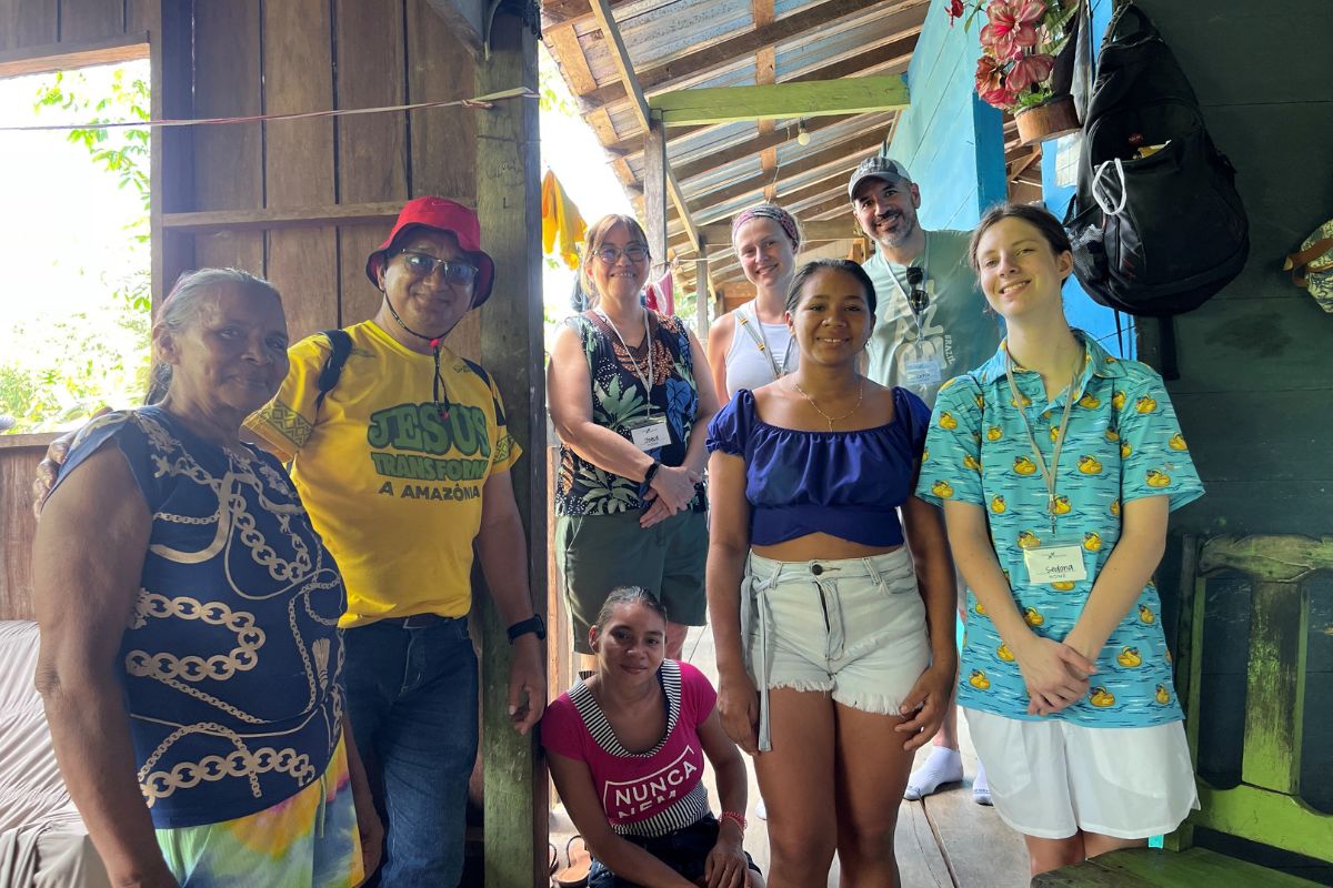Belmont students and Dr. Chris Barton on mission in Costa Rica