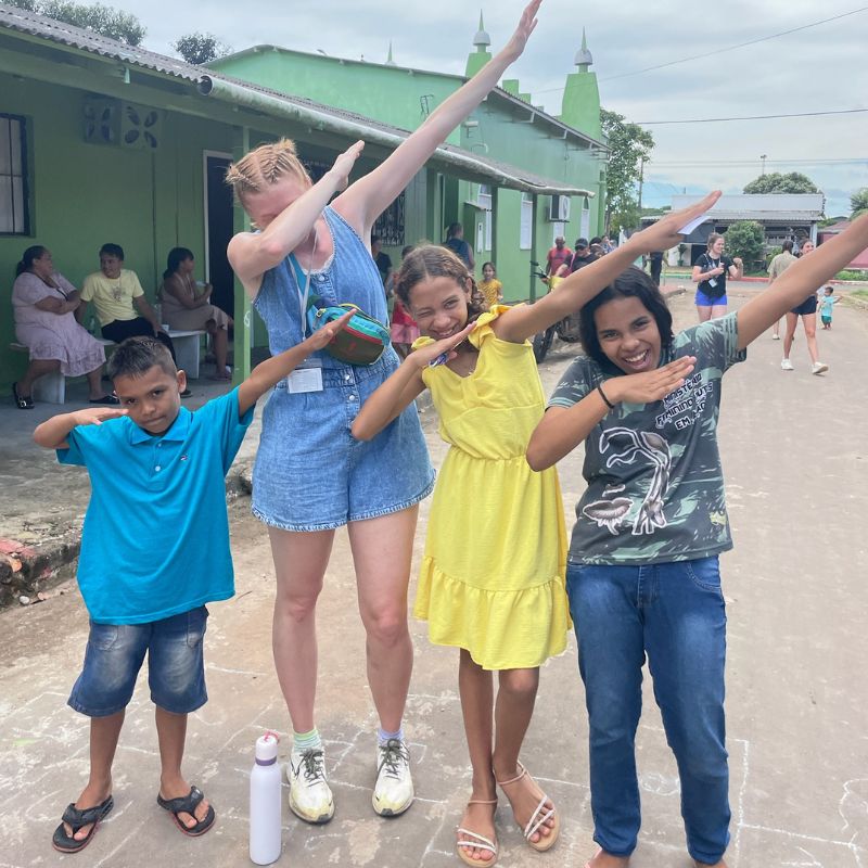 Kayla Wilmann with children in Costa Rica