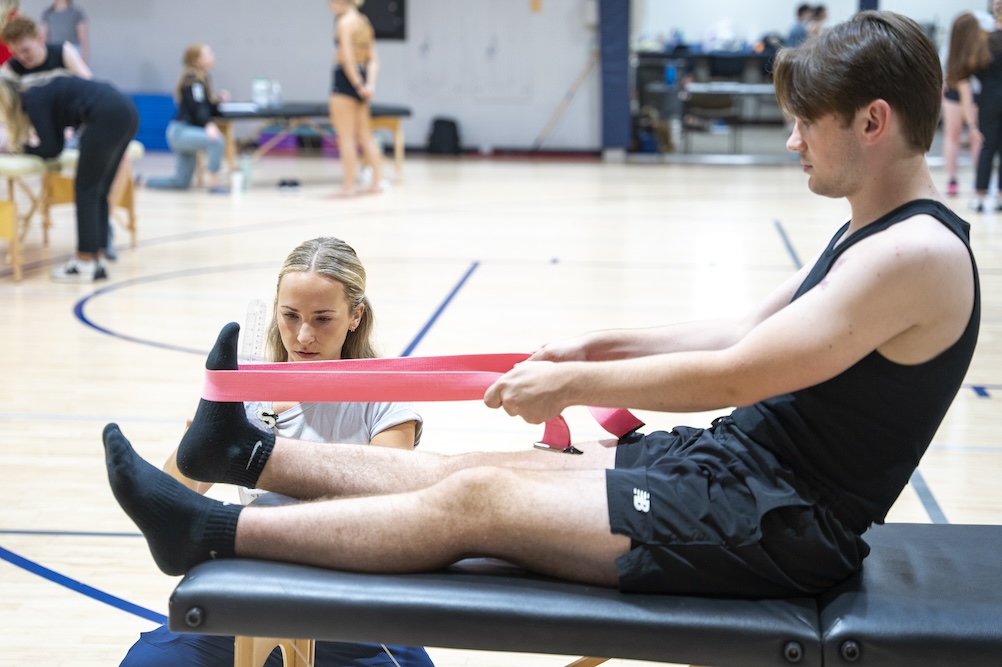 DPT student assess dancer