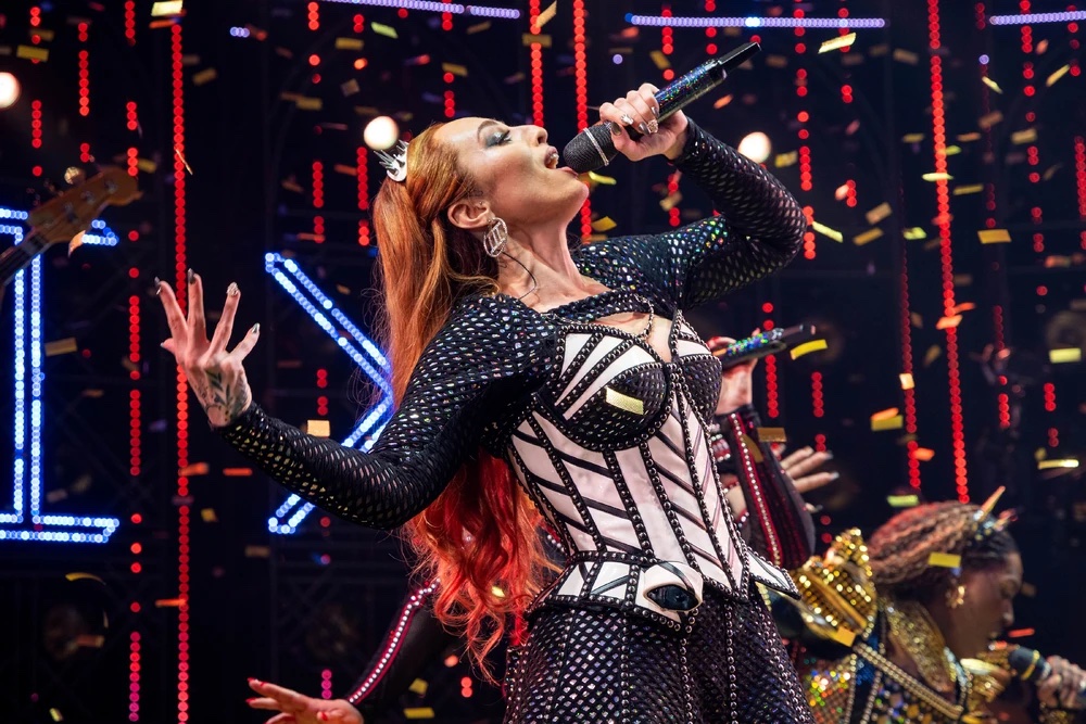 Kelsie Watts performing as Jane Seymour in SIX