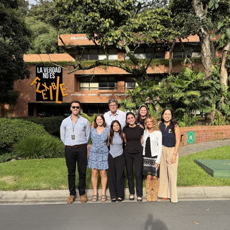 Students and faculty pose together outside of Universidad Francisco Marroquín