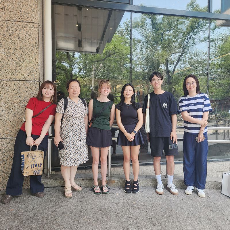Dr. Luan and students