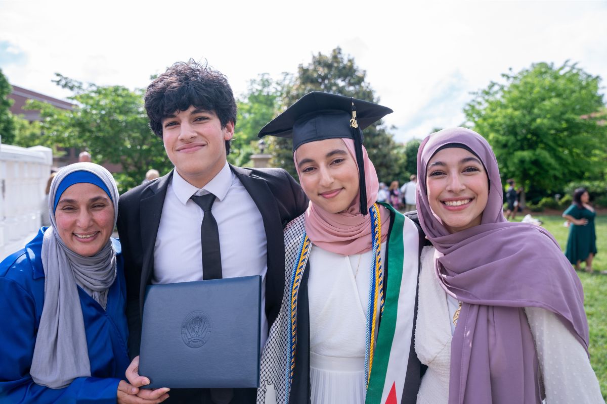 Belmont student and their family at graduation