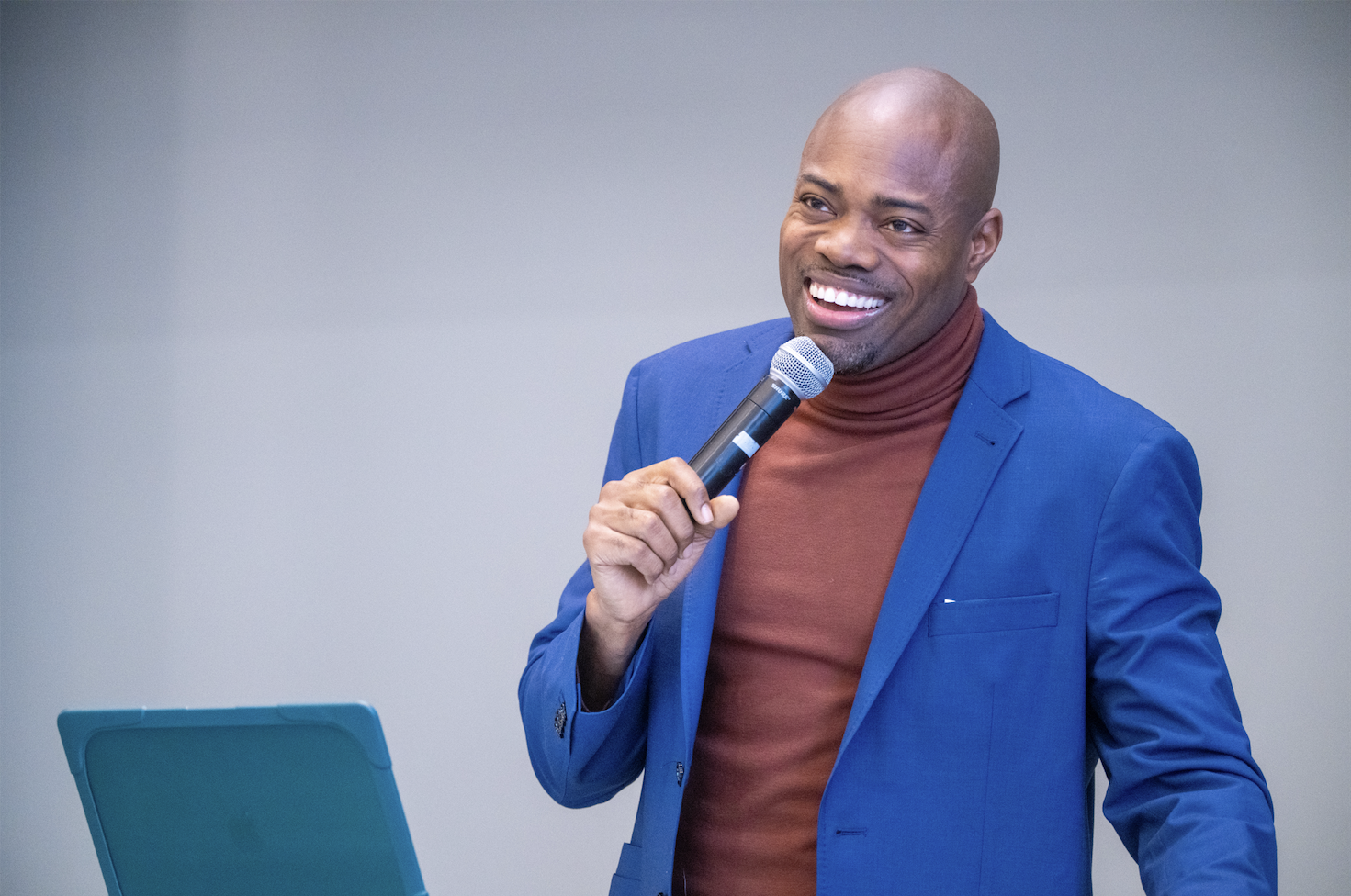 Reverend Dr. Mika Edmonson delivering a sermon in chapel
