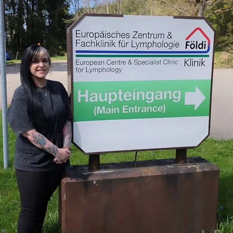 Ronnie, posing with the sign at the Földiklinik on her first day in Germany